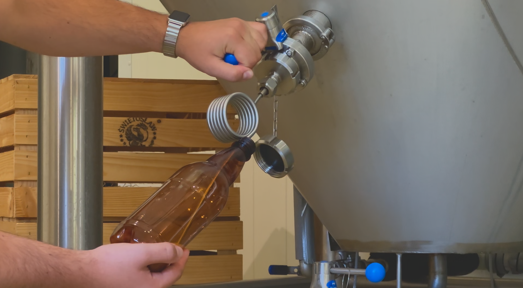 Załaduj film: Nalewanie piwa prosto z tanka